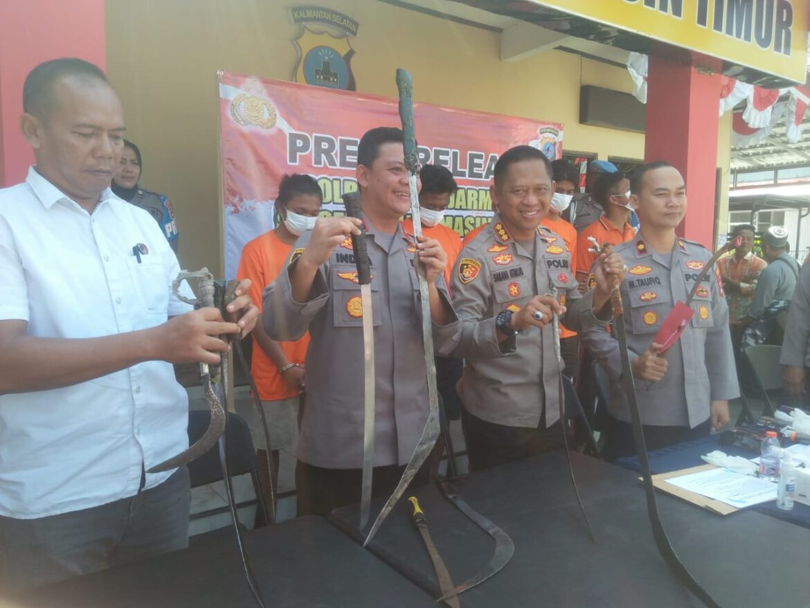 GELAR SAJAM - Kapolresta Banjarmasin Kombes Pol Sabana AM (tengah) didampingi Kaposek Barat Kompol Indra Agung Perdana Putra (kiri) saat menggelar sajam ABH mau tawuran di Telaga Biru, Selasa (8/8/2023) pagi. (fotk:sum/brt)