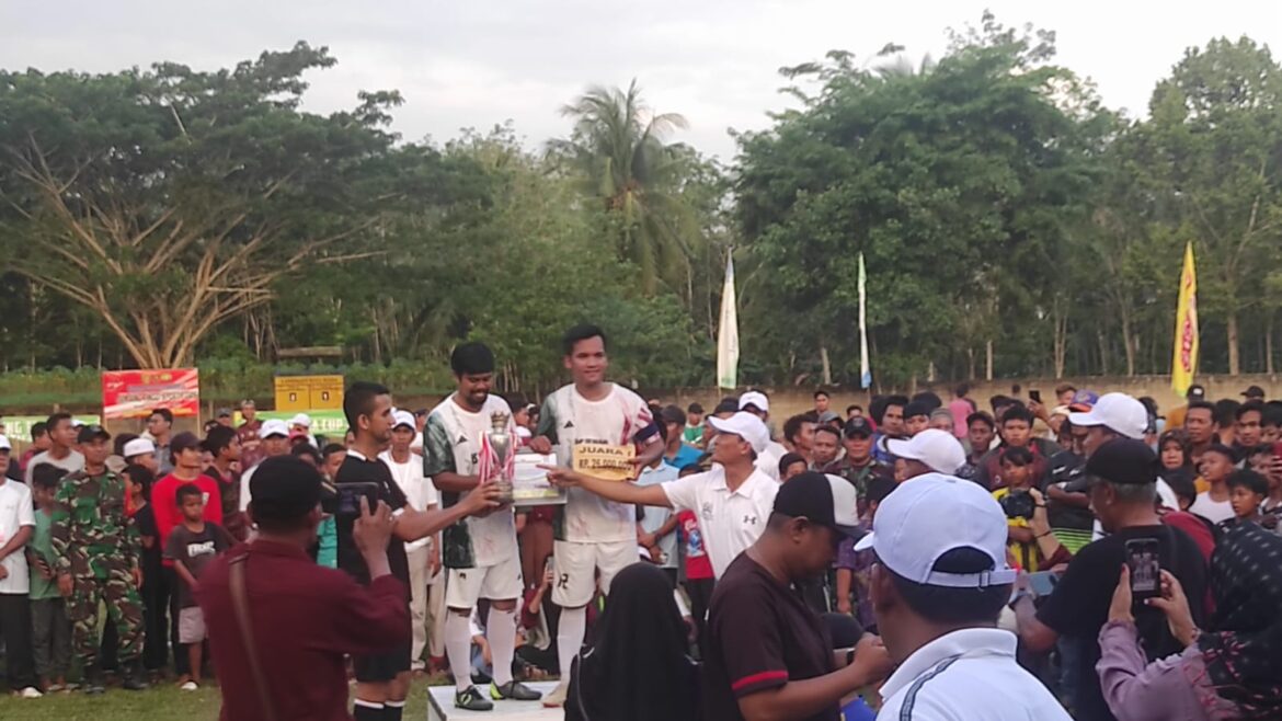 Penyerahan piala kepada AJB yang menjadi kampiun Kemboja Cup XVI 2023. (foto: Yufanata/brt)