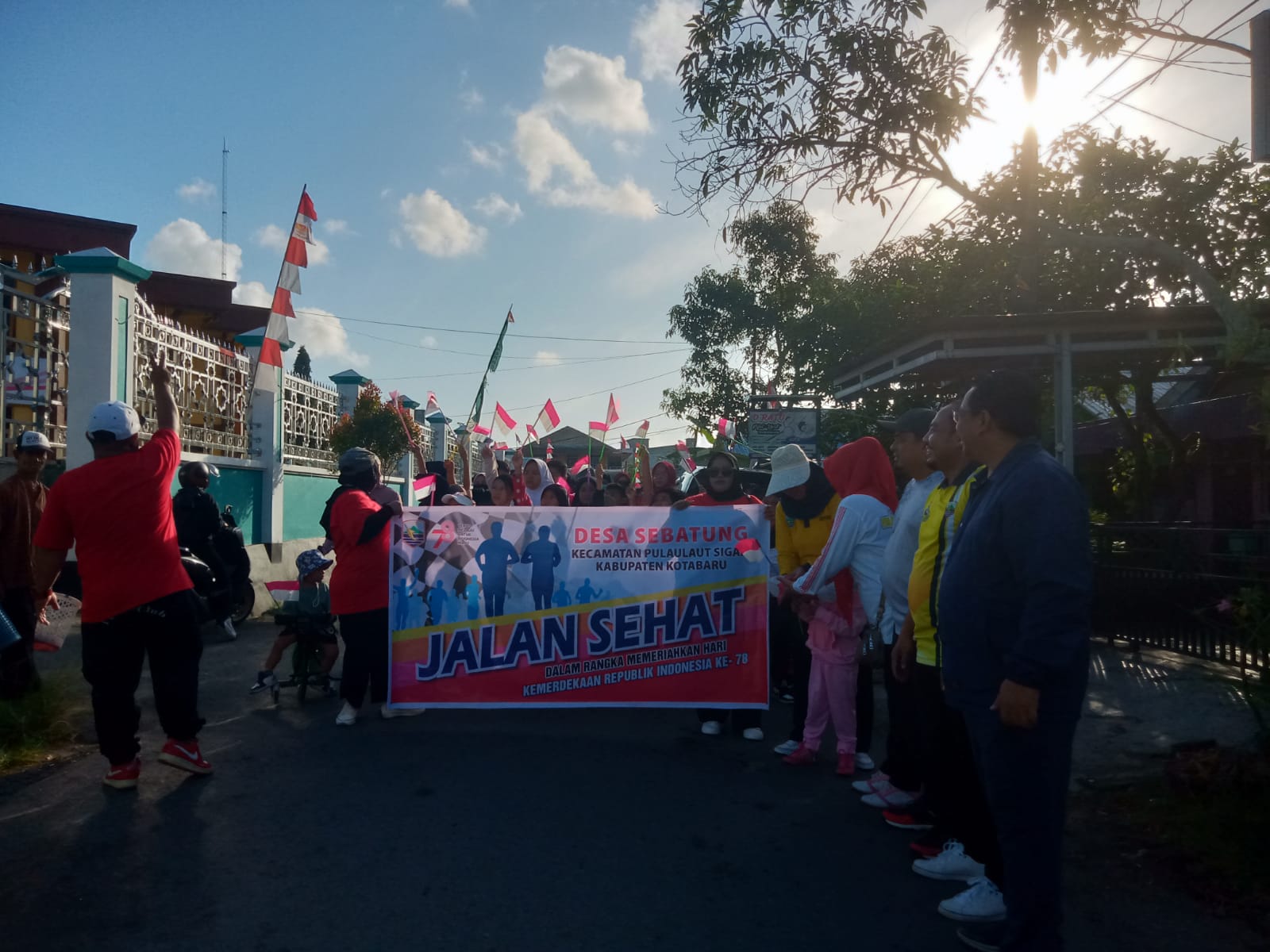 Desa Sebatung Gelar Jalan Sehat Dalam Rangka Peringatan HUT RI Ke-78.