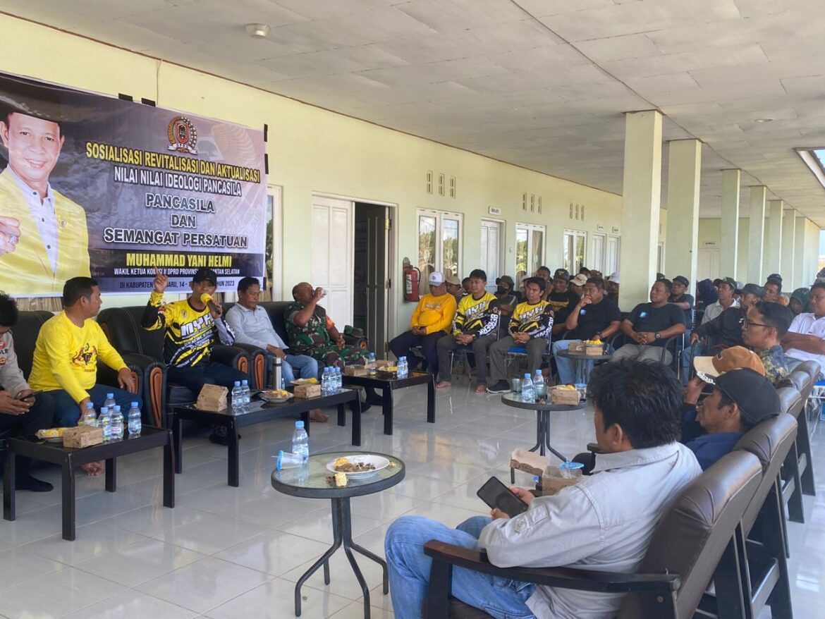 Wakil Ketua Komisi II DPRD Provinsi Kalsel Muhammad Yani Helmi melaksanakan kegiatan Sosialisasi Revitalisasi dan Aktualisasi Nilai-nilai Pancasila di Desa Sebanti Kecamatan Pulau Laut Barat Kabupaten Kotabaru.(foto : ist)