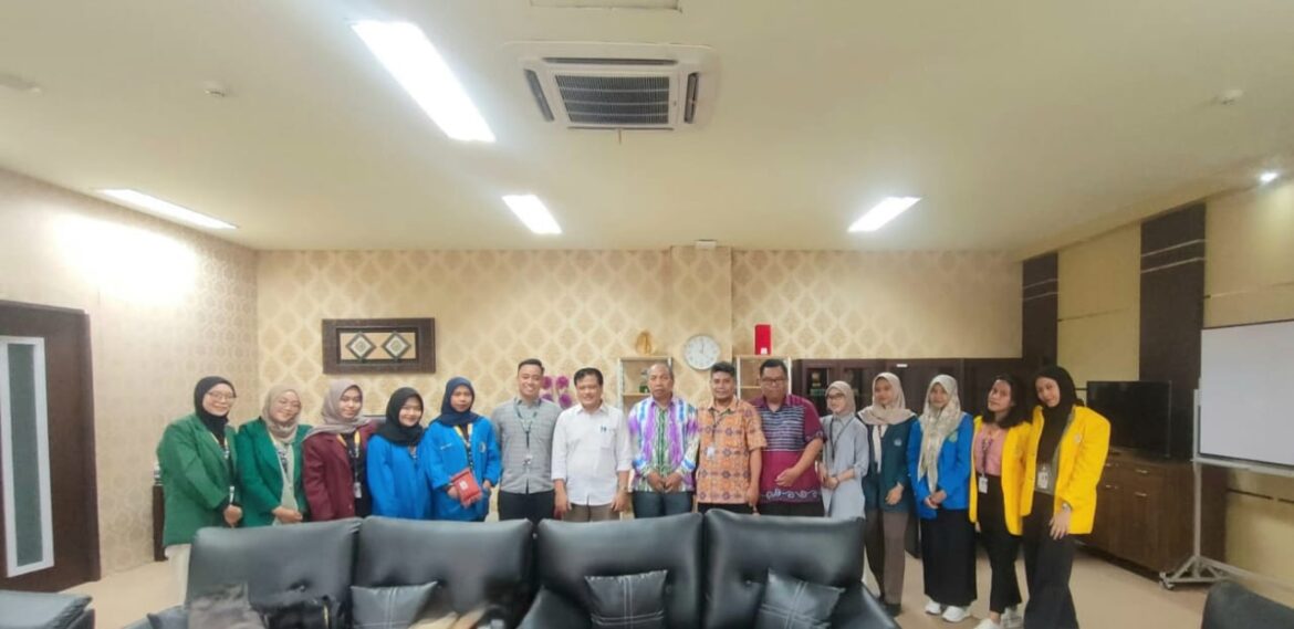 Unsur Pimpinan FH ULM foto bersama mahasiwa Inbound PERMATA di ruang dekan, Kamis (25/8/2023).(foto : istimewa)