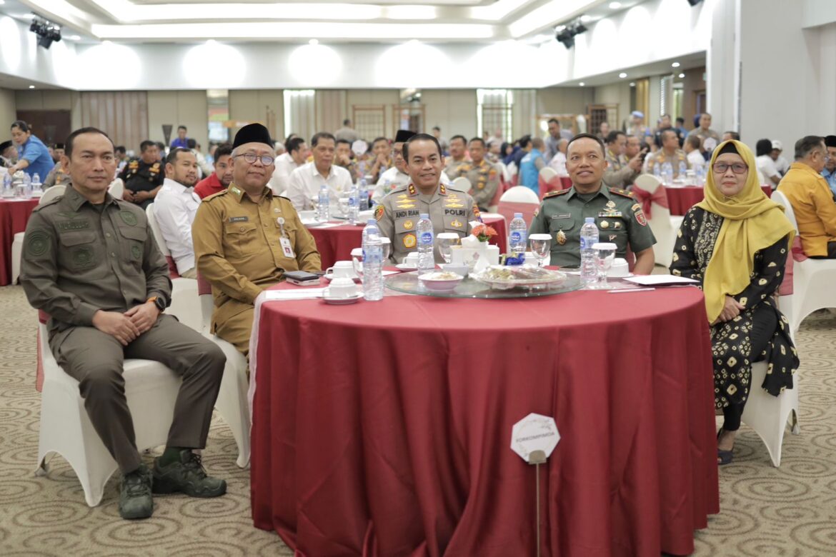Ketua Komisi I DPRD Provinsi Kalsel Hj Rachmah Norlias saat menghadiri acara tatap muka bersama para pimpinan partai politik peserta pemilu dan tokoh organisasi kemasyarakatan yang digagas Kapolda Kalsel Irjen Pol Andi Rian Djajadi SIK MH.(foto : humasdprdkalsel)