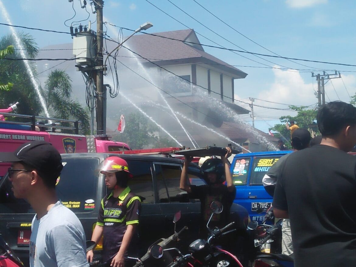 PADAMKAN api - Puluhan Damkar saat memadamkan kebakaran di Jalan Batu Tiban atau belakang Gedung Pramuka atau samping SMAN1 dekat SKB Banjarmasin, Rabu (16/8/2023) pagi. (foto:sum/brt)