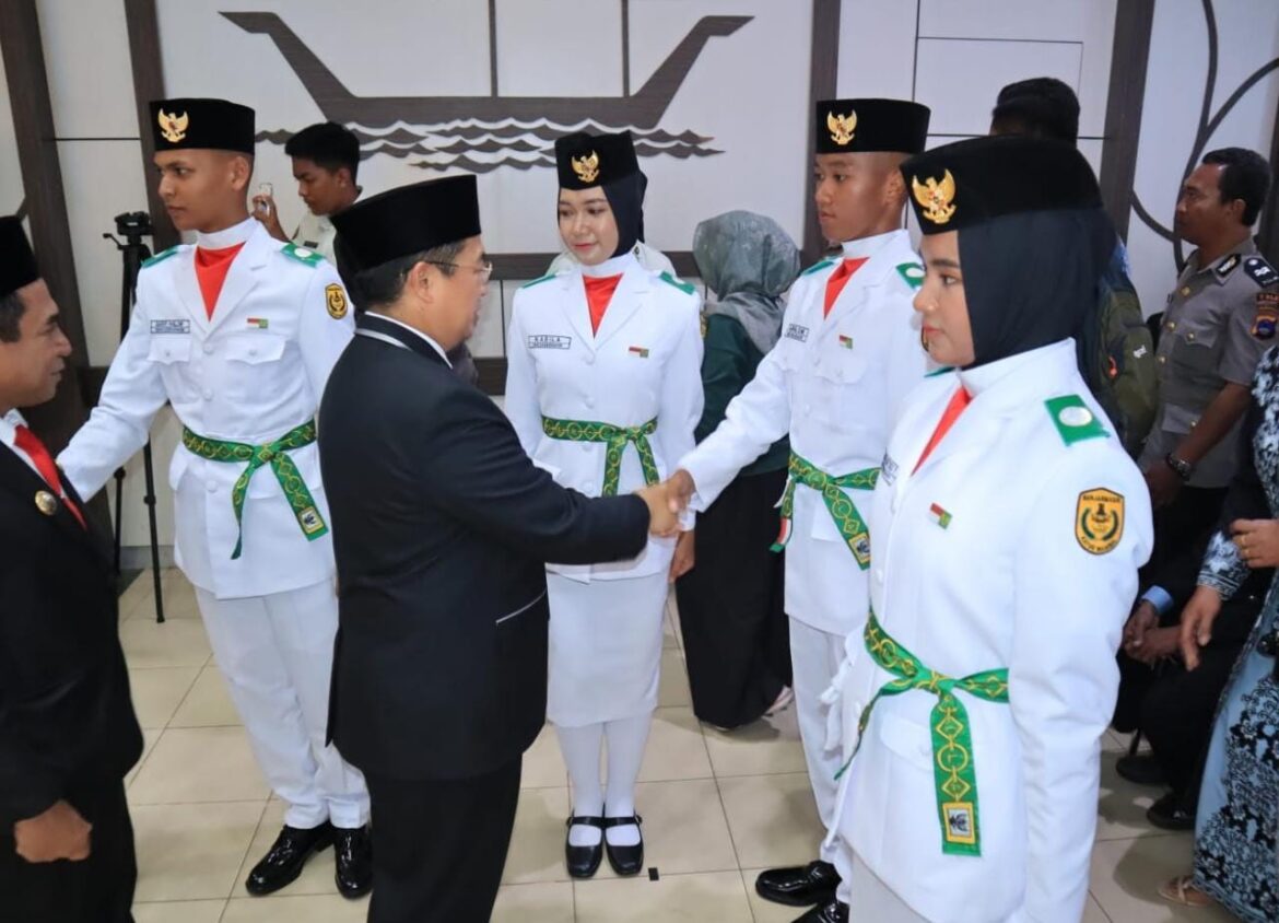 Wali Kota Banjarmasin, Ibnu Sina mengalami Paskibraka Kota Banjarmasin 2023 yang baru saja dikukuhkannya.