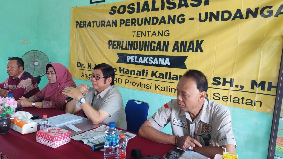 Anggota DPRD Provinsi Kalsel Dr H Karlie Hanafi Kalianda SH MH saat melakukan Sosialisasi Rancangan Peraturan/Peraturan Perundang-undangan tentang Peraturan Daerah Provinsi Kalsel Nomor 11 Tahun 2018 tentang Pemberdayaan Perempuan dan Perlindungan Anak di Desa Danda Jaya, Kecamatan Rantau Badauh, Kabupaten Batola, Sabtu (12/8).(foto : ist)