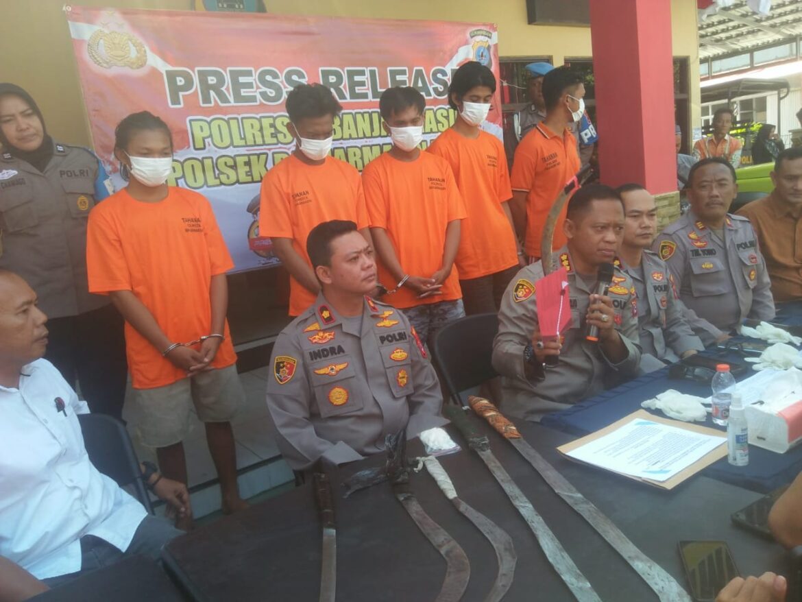 GELAR PELAKU - Kapolresta Banjarmasin Kombes Pol Sabana didampingi Kaposek Timur Kompol Taufiq Qurahman saat menggelar pelaku pembunuhan di Jalan Veteran, Selasa (8/8/2023). (foto:sum/brt)