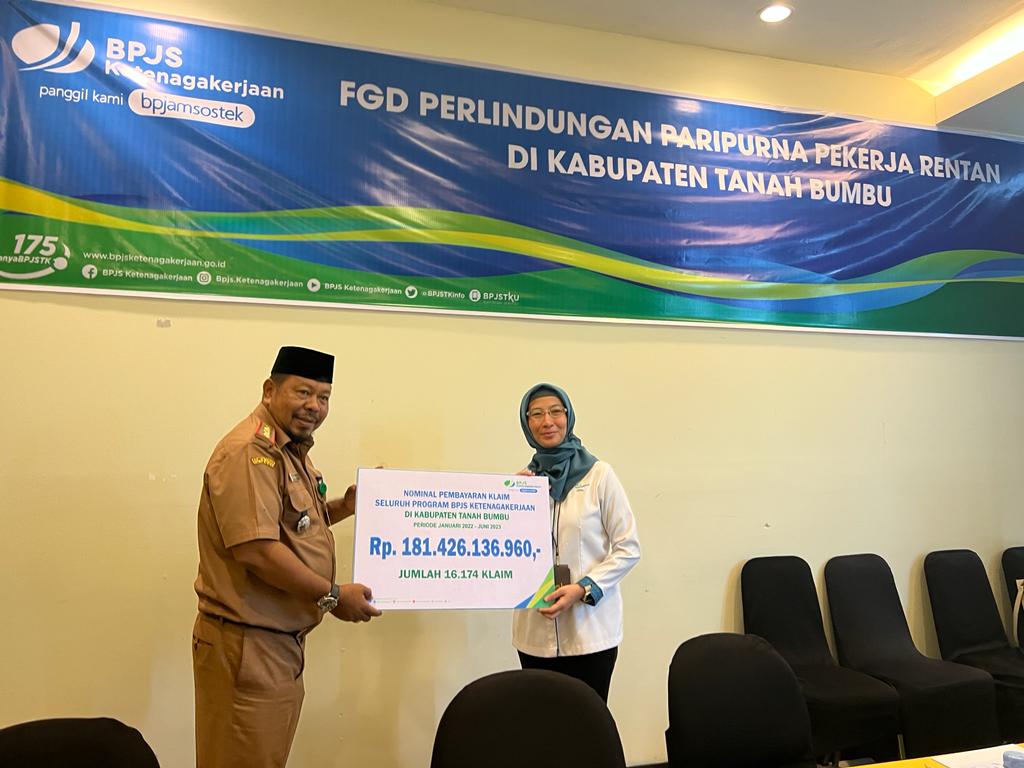 SERAHKAN KLAIM-Kepala BPJS Ketenagakerjaan Kantor Cabang Batulicin, Vina Dwina Yuskin saat menyerahkan kepada Subhansyah selaku Staf Ahli Bupati Bidang Pemerintahan Hukum dan Politik Pemkab Tanbu, Senin (1/8/2023). (foto : ist)