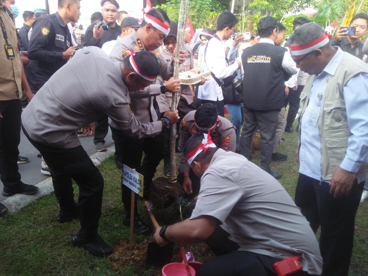 TANAM POHON - Kapolda Kalsel, Irjen Pol Andi Rian Djajadi saat menanam bibit pohon serentak nasional di RTH Kamboja Banjarmasin Tengah, Rabu (23/8/2023) pagi. (foto:sum/brt)