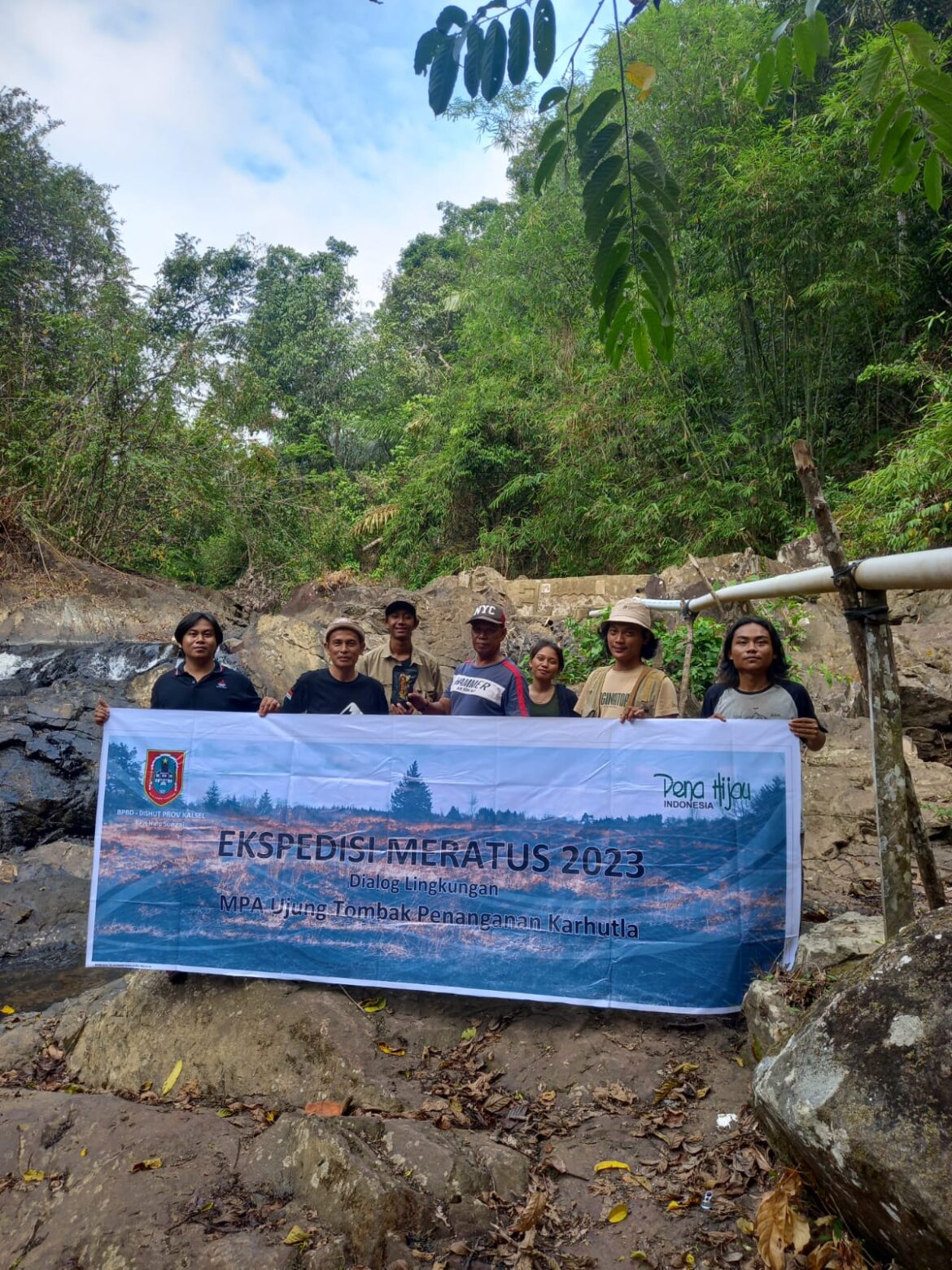 Kepala Desa Hamak Timur Sarfani saat mengikuti sosialisasi karhutla dan foto bersama Tim Ekspedisi Meratus 2023, juga menjadi anggota MPA sebagai ujung tombak penanganan karhutla di desa di Kabupaten HSS belum lama tadi.(foto : ist)