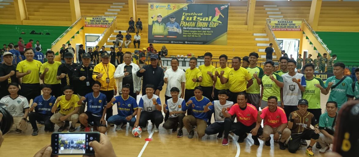 Gubernur Kalsel H Sabirin Noor saat membuka Festival Futsal Antar Klub se Kalsel Piala Paman Birin, Selasa (22/8/2023) pagi di GOR Hasanuddin HM Banjarmasin. (foto: Tolah/brt)