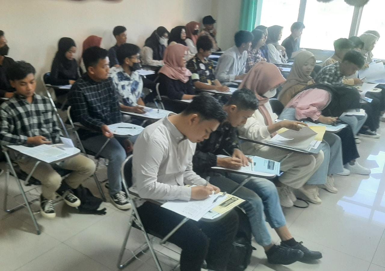 Calon mahasiswa baru Uniska mengikuti tes tertulis.