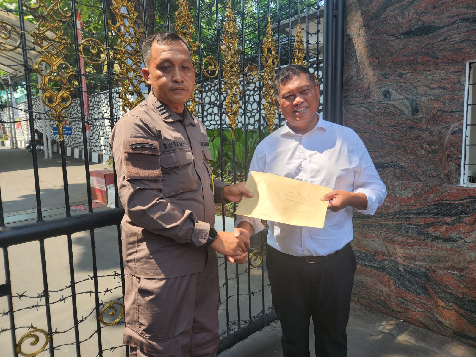 Penyerahan Berkas Laporan