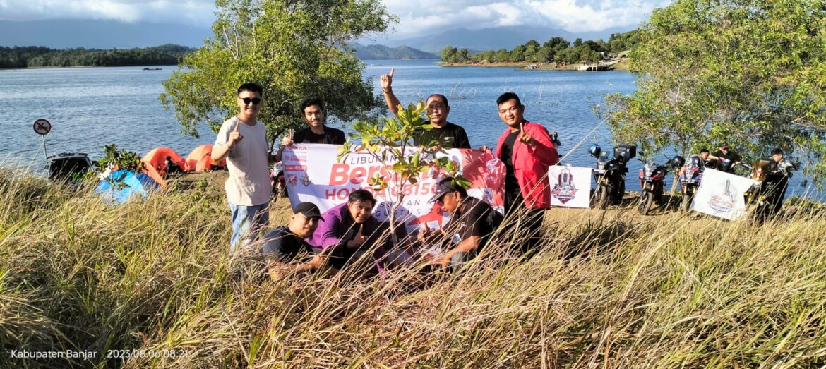 Komunitas CB150X menggelar penanaman pohon untuk kelestarian lingkungan sekitar.
