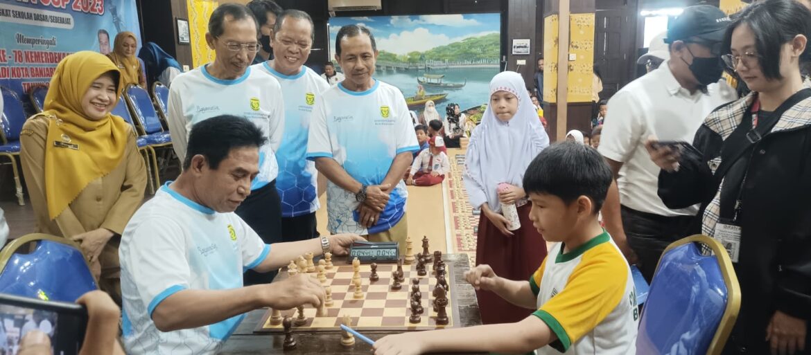 Wakil Walikota Banjarmasin Arifin Noor melakukan eksibisi dengan salah satu pecatur pelajar SD pada catur cepat Piala Walikota Banjarmasin dalan rangka memeriahkan Harjad ke-497 Banjarmasin dan (HUT) ke-78 RI, Selasa (8/8/2023) pagi di Rumah Anno, Jalan Kapten Piere Tendean, Banjarmasin. (foto: Tolah/brt)