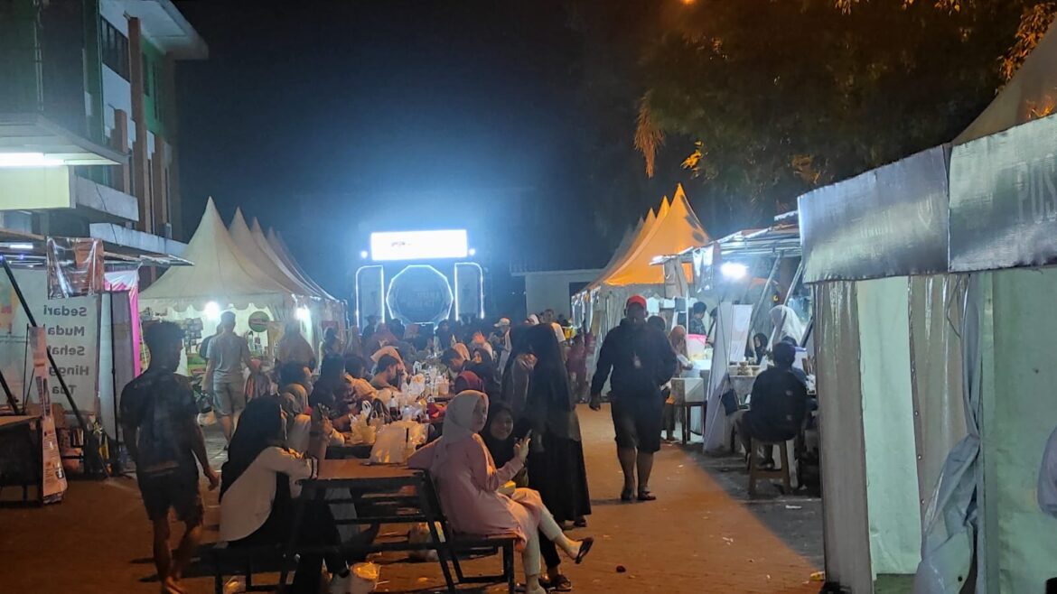 Bazar di Kabupaten HST pertama kalinya diubah oleh Notice Organizer menjadi hangout outdoor.(foto : yufanata/brt)