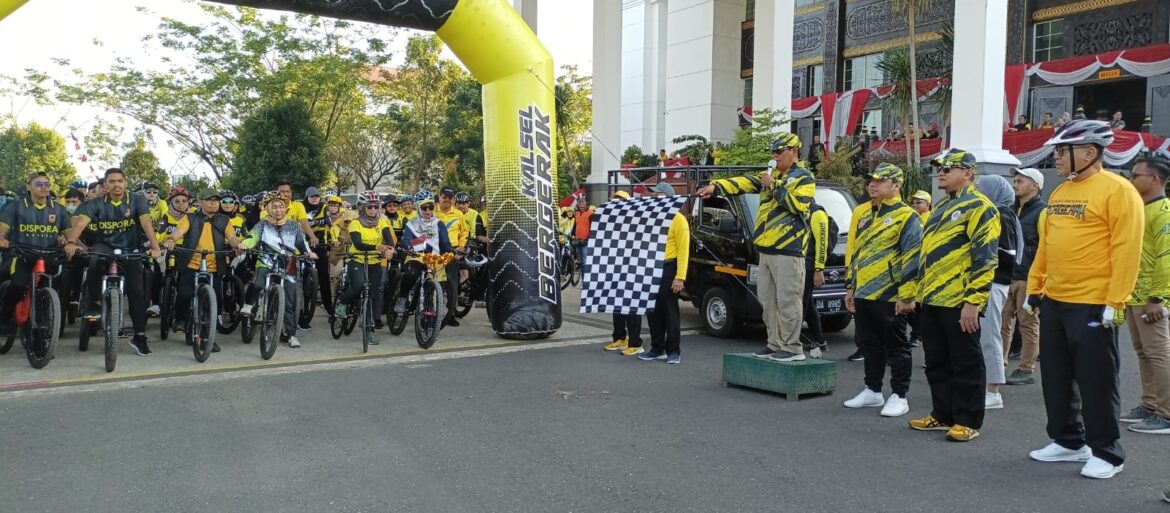 Gubernur Kalsel, H Sahbirin Noor, mengibarkan bendera start saat melepas peserta Gowes Bersama SKPD, Jumat (25/8/2023) di Perkantoran Pemprov Kalsel, Banjarbaru. (foto: Tolah/brt)