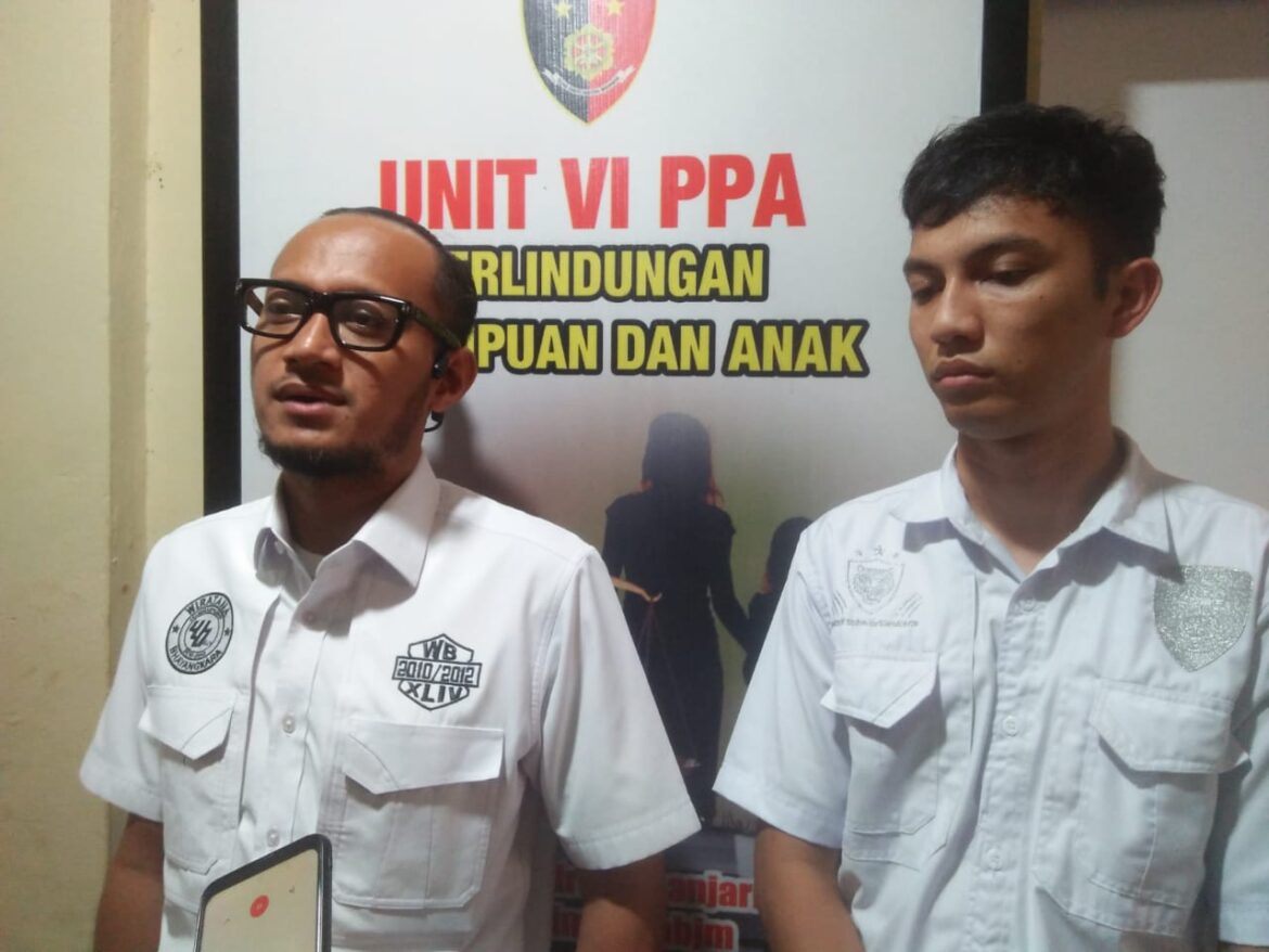 KASAT RESKRIM - Kompol Thomas Afrian (kiri) selaku Kasat Reskrim Polresta Banjarmasin saat memberikan keterangan pers didampingi Kanit PPA Ipda Rizky Prawira, Rabu (2/8/2023). (foto:sum/brt)