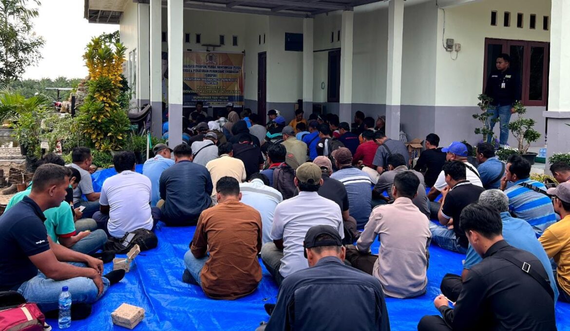 Wakil Ketua Komisi II DPRD Provinsi Kalsel Muhammad Yani Helmi saat melaksanakan kegiatan Sosialisasi Perda Provinsi Kalsel Nomor 5 Tahun 2011 tentang Pajak Daerah di Kabupaten Tanbu.(foto : ist)