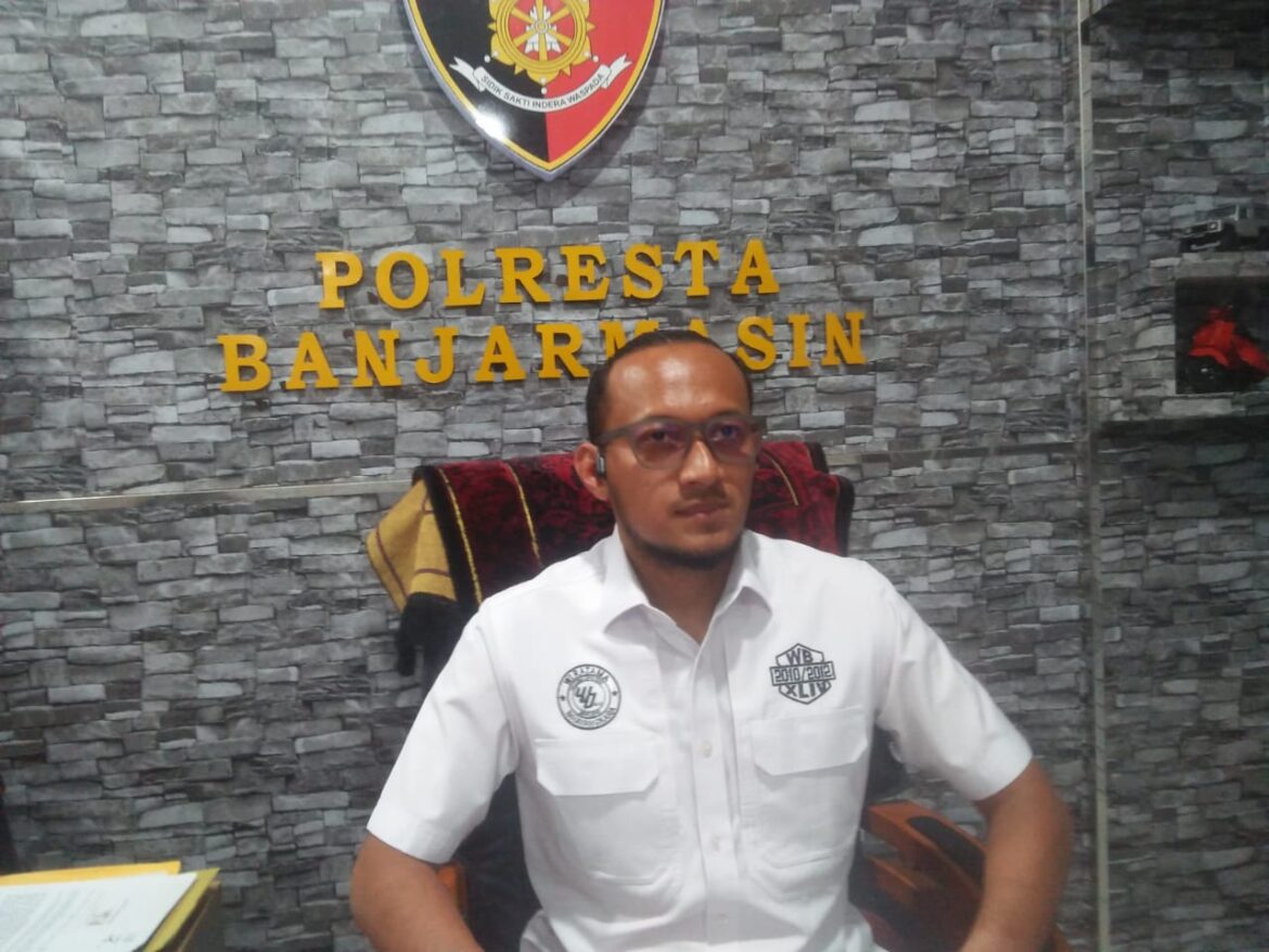 KASAT RESKRIM -Kompol Thomas selaku Kasat Reskrim Polresta Banjarmasin saat menjelaskan soal kedatangan psikolog dari Mabes Polri dalam meneliti ABH penusuk pelajar di SMAN7, Selasa (8/8/2023). (foto:sum/brt)