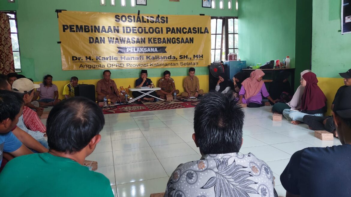 Suasana kegiatan Sosialisasi Pembinaan Ideologi Pancasila dan Wawasan Kebangsaan yang dilaksanakan anggota DPRD Provinsi Kalsel Dr H Karlie Hanafi Kalianda, SH MH di Desa Pindahan Baru, Kecamatan Rantau Badauh, Kabupaten Barito Kuala, Selasa (15/8).(foto : ist)
