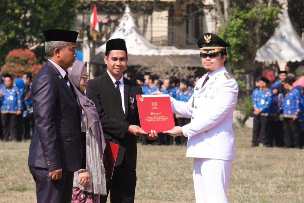 Bupati HST H Aulia Oktafiandi serahkan penghargaan setya lencana karya setelah upacara HUT ke-78 Kemerdekaan RI Tahun 2023 selesai dilaksanakan.(foto : yufanata/brt)