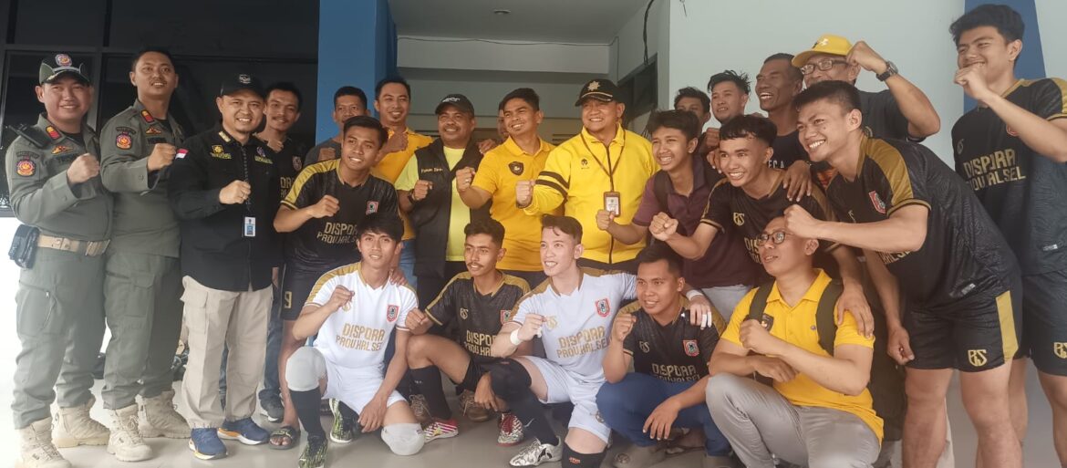 Tim JiMat yang berhasil masuk lapan besar Festival Futsal Antar Klub se Kalsel Piala Paman Birin, Selasa (22/8/2023) pagi di GOR Hasanuddin HM Banjarmasin. (foto: Tolah/brt)