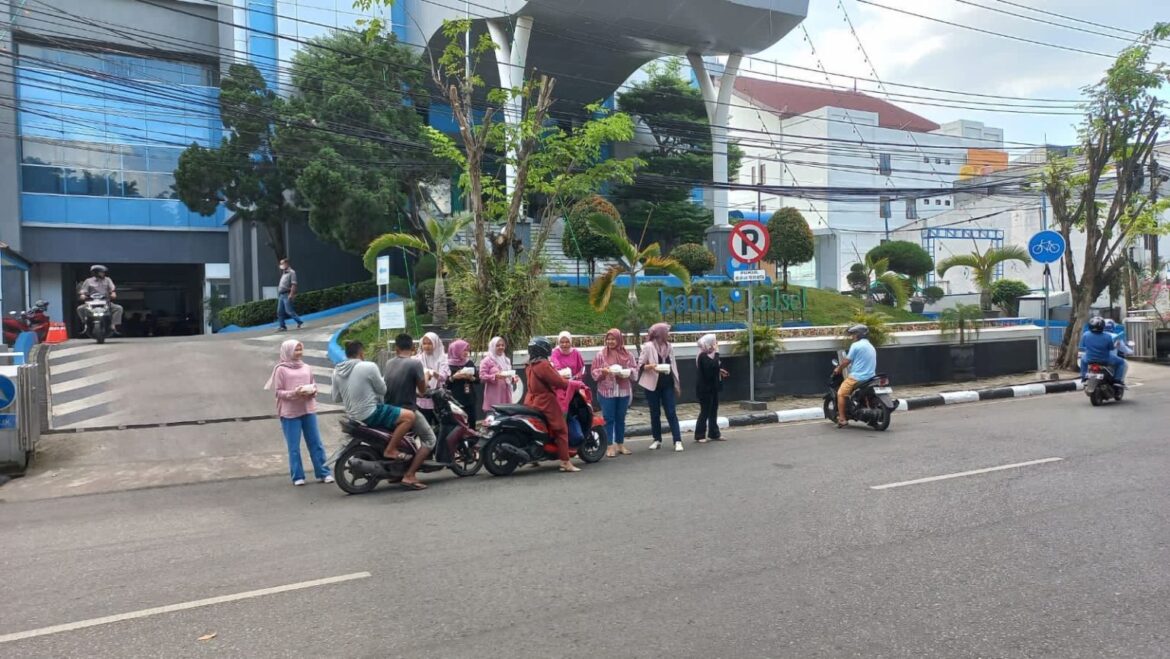 Berbagi Bubur Asyura di depan Kantor Bank Kalsel (foto:istimewa)