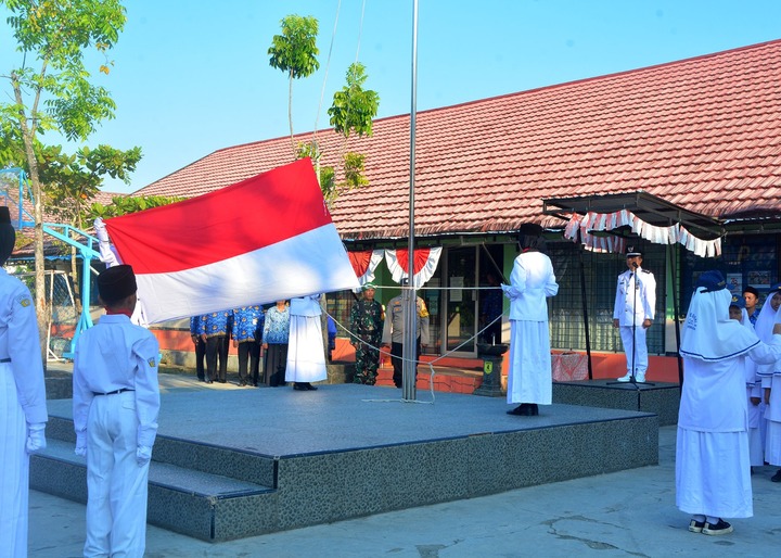 Upacara pengibaran bendera merah putih di lingkungan sekolah, Kecamatan Banjarmasin Barat.