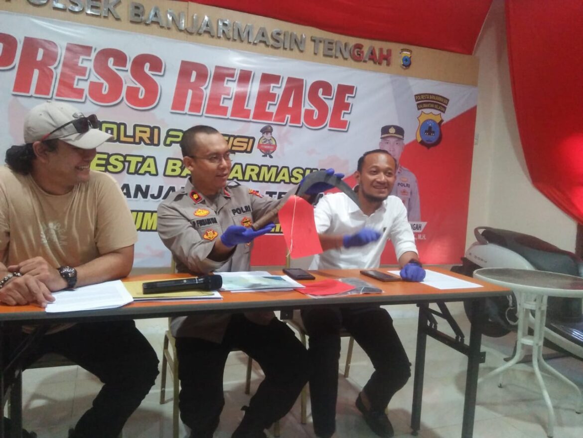 PRESS RELEASE - Kapolsek Banjarmasin Tengah Kompol Pujie Firmansyah dalam Press Release di Mapolsek, Senin (7/8/2023) sore. Didampingi Kasat Reskrim Polresta Banjarmasin Kompol Thomas Afrian dan Kanit Reskrim Barat Iptu Hendra saat menggelar kasus aniaya pelaku ABH, Senin (7/8/2023) sore. (fotk:sum/brt)