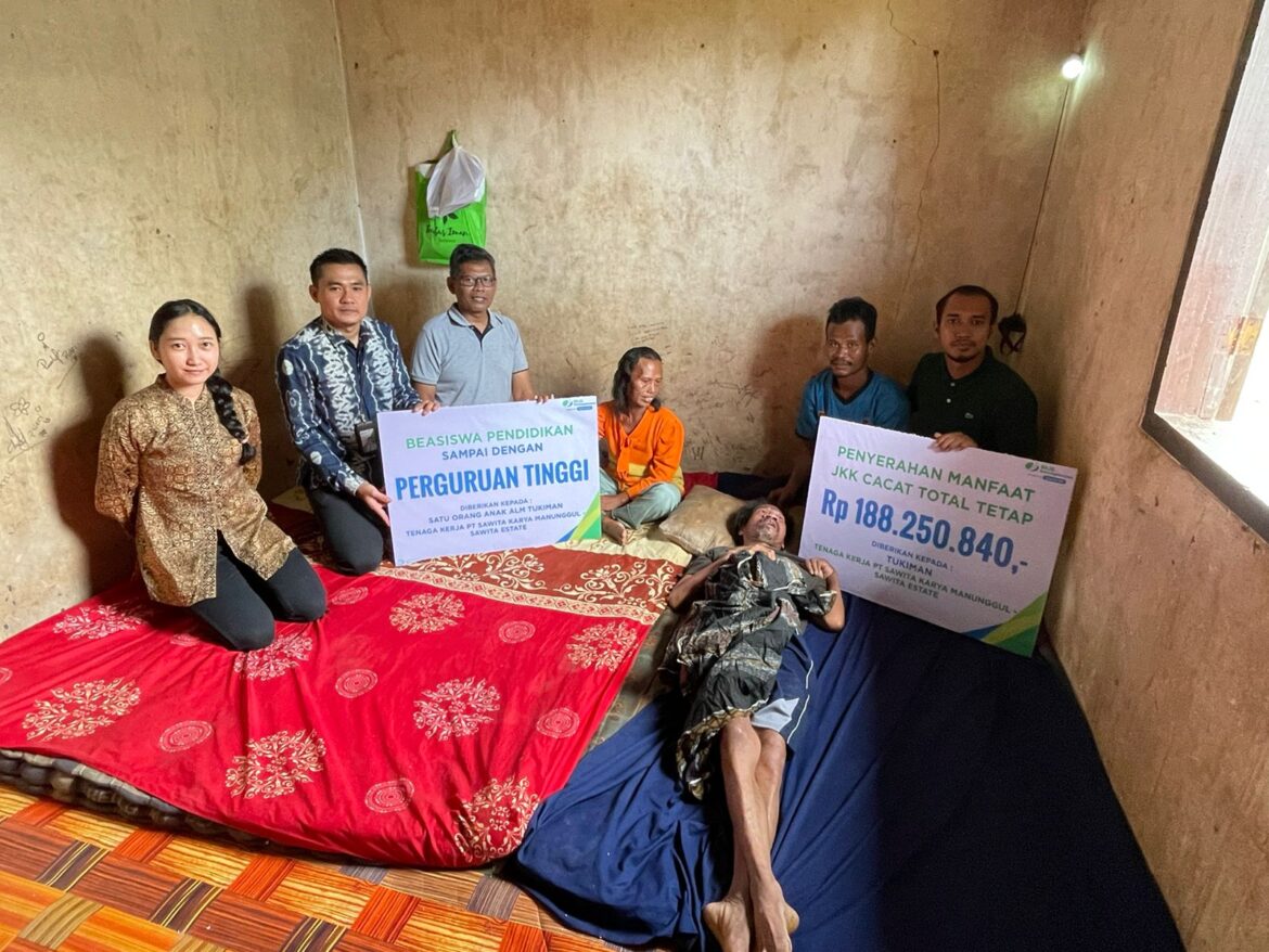 Santunan cacat total diserahkan secara simbolis oleh Kepala Bidang Pelayanan BPJS Ketenagakerjaan Kantor Cabang Batulicin Yusef Dwi Jayadi bersama Manajamen Perusahaan PT Sawitakarya Manunggul-Sawita Estate kepada istri Tukiman di Kotabaru, Sabtu (5/8/2023).(foto : ist)