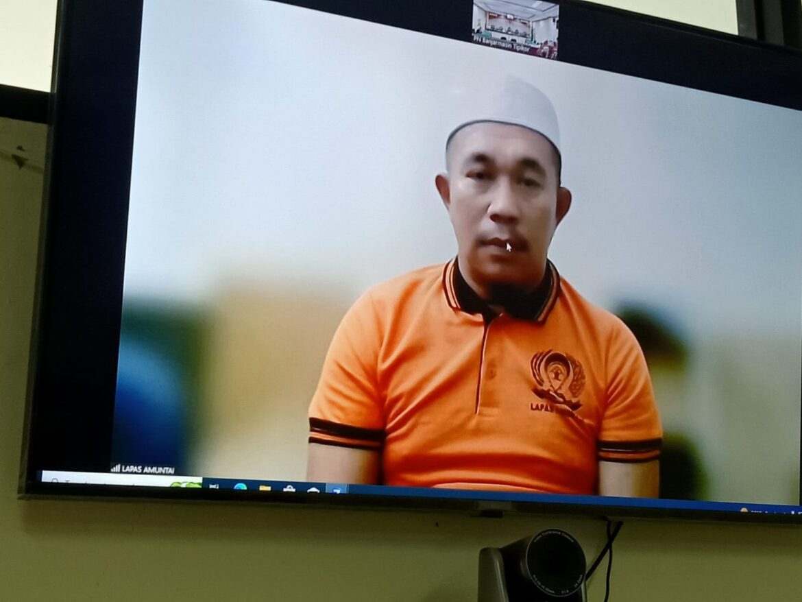 Mantan Kepala Desa (Kades) Merah, Kecamatan Awayan, Kabupaten Balangan Syamsuni ketika mendengarkan tuntutan secara virtual dari Lapas Teluk Dalam Banjarmasin.
