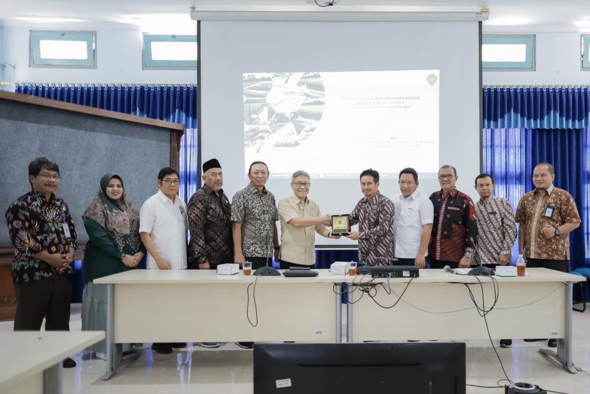 Rombongan Komisi II DPRD Provinsi Kalsel menyerahkan plakat kepada Sekretaris DKP Provinsi DIY Fitrianto Noorcahyo disela pertemuan mempelajari budi daya udang galah.(foto : humasdprdkalsel)