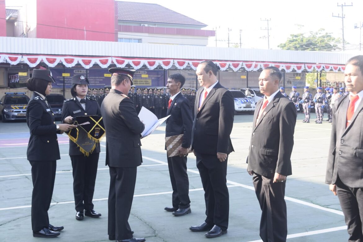 BERI PENGHARGAAN -waka Polresta Banjarmasin AKBP Pipit Subiyanto saat memberikan penghargaan kepada beberapa anggotanya yang berprestasi dan menuntaskan tugas dengan baik, Kamis (17/8/2023) pagi. (foto:ist)