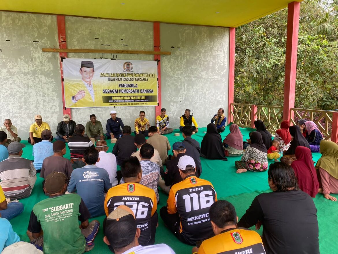 Wakil Ketua Komisi II DPRD Provinsi Kalsel Muhammad Yani Helmi melaksanakan kegiatan Sosialisasi Revitalisasi Nilai-nilai Ideologi Pancasila di Desa Tegalrejo Kecamatan Kelumpang Hilir Kabupaten Kotabaru.(foto : ist)