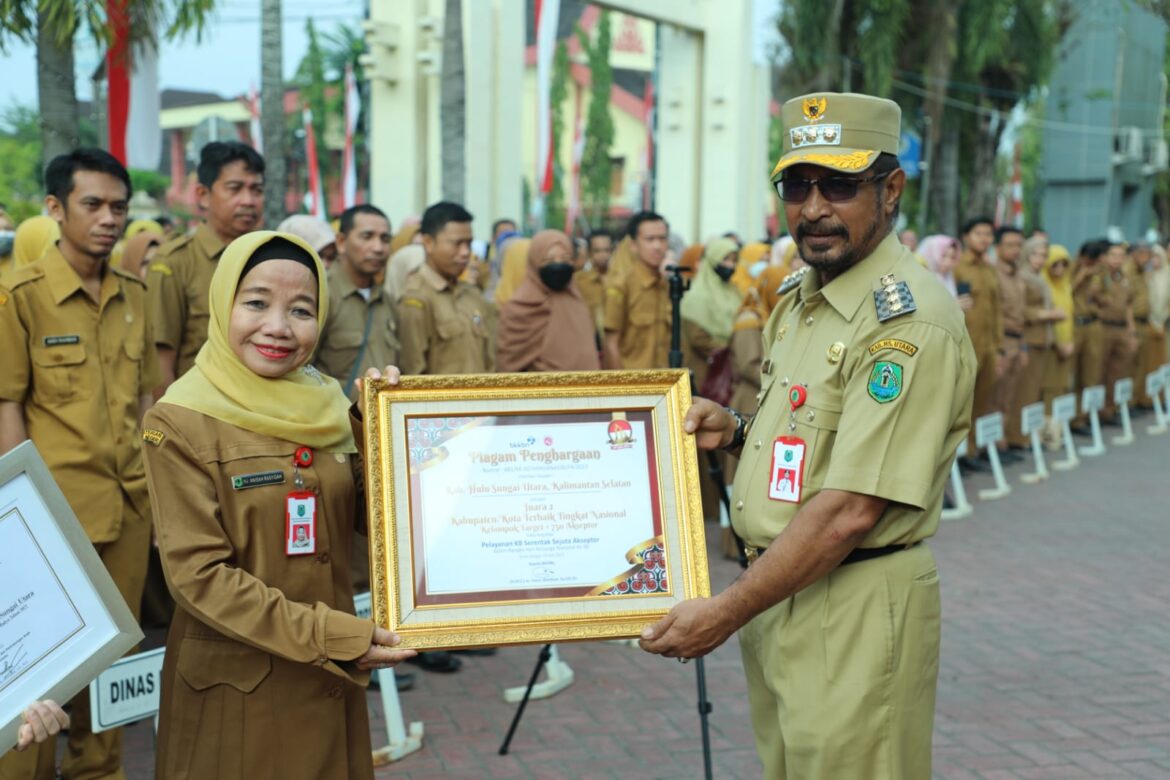 Pj Bupati Hulu Sungai Utara (HSU) Zakly Asswan Menyerahkan Penghargaan
