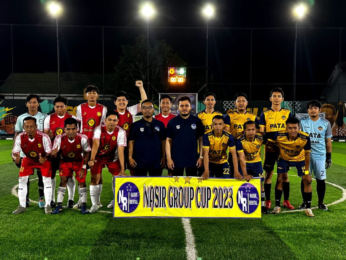 Pimpinan Nasir Grup, H Nasir SE (kanan biru tua) bersama tim peserta Nasir Grup Cup Mini Soccer 2023. (foto: ist/brt)