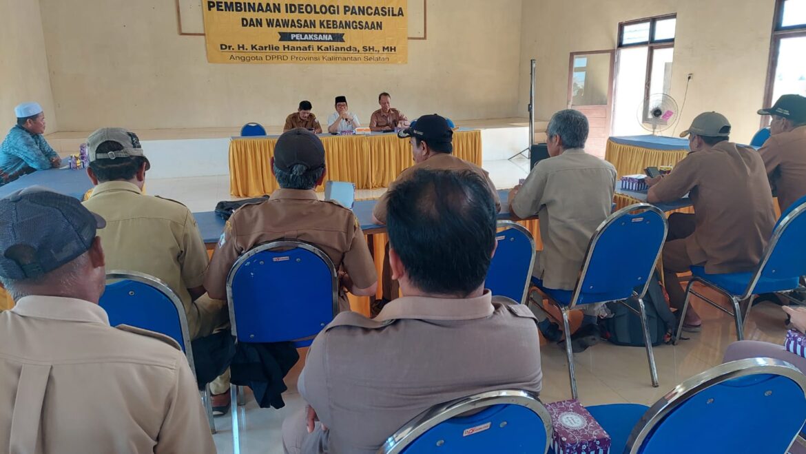 Tampak suasana Sosialisasi Ideologi Pancasila dan Wawasan Kebangsaan oleh anggota DPRD Provinsi Kalsel Dr H Karlie Hanafi Kalianda SH MH di Aula Kecamatan Jejangkit Kabupaten Barito Kuala, Selasa (8/8).(foto : ist)