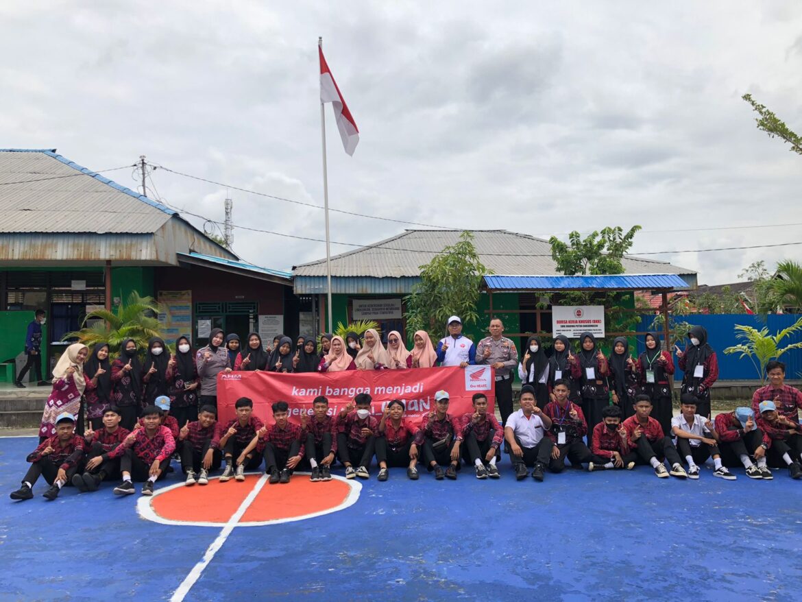 Gencarkan Aksi #Cari_Aman di SMK Dharma Putra Banjarmasin