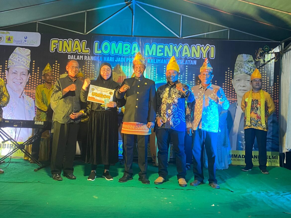 Wakil Ketua Komisi II DPRD Provinsi Kalsel Muhammad Yani Helmi foto bersama salah satu pemenang lomba menyanyi yang menerima hadiah umroh.(foto : ist)