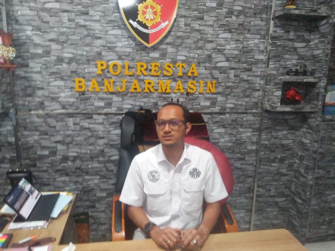 KASAT RESKRIM - Kompol Thomas Afrian selaku Kasat Reskrim Polresta Banjarmasin saat memberikan keterangan pers kepada awak media, Rabu (23/8/2023). (foto:sum/brt)