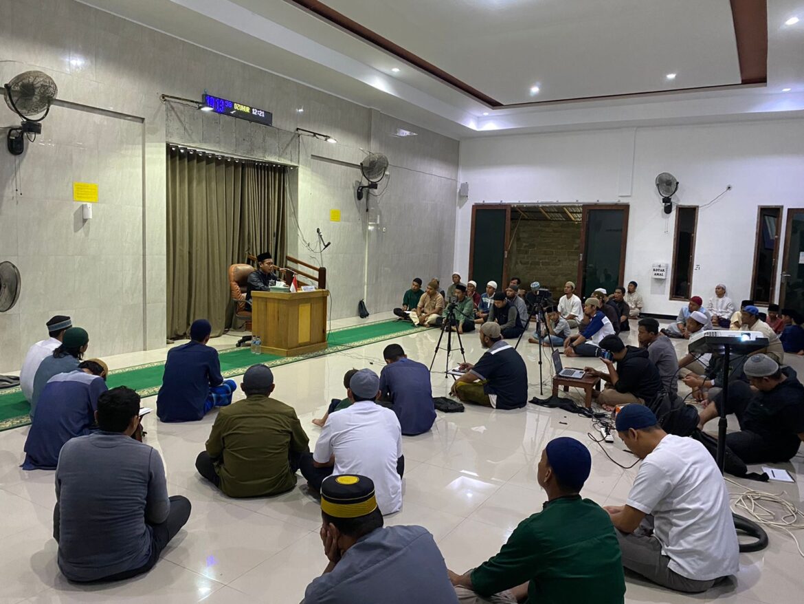 Tausiah di Masjid Tarbiyyatul Awlad, Batulicin, warga bersama Polda Kalsel.