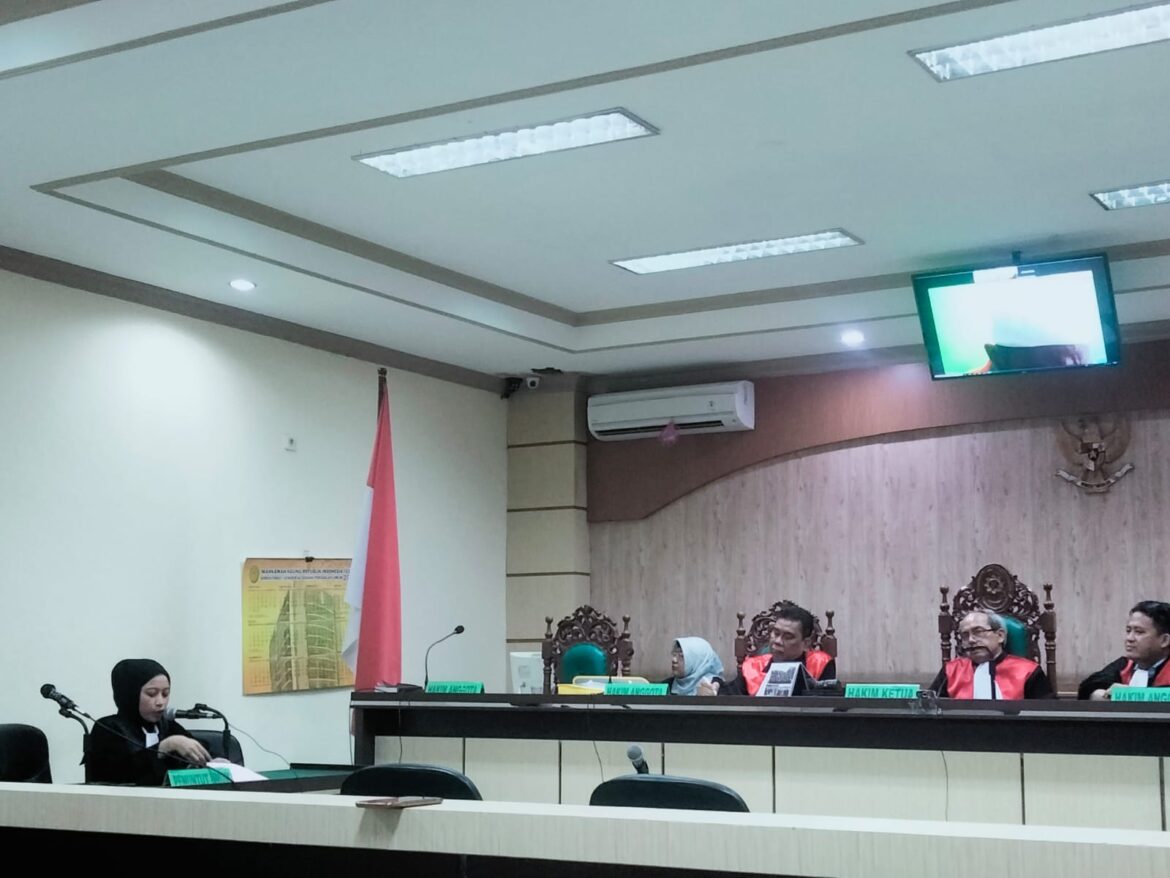 Terdakwa Yana Mulyana menghadiri sidang secara virtual dari Lapas Pelaihari ketika mendengarkan tuntutan jaksa.