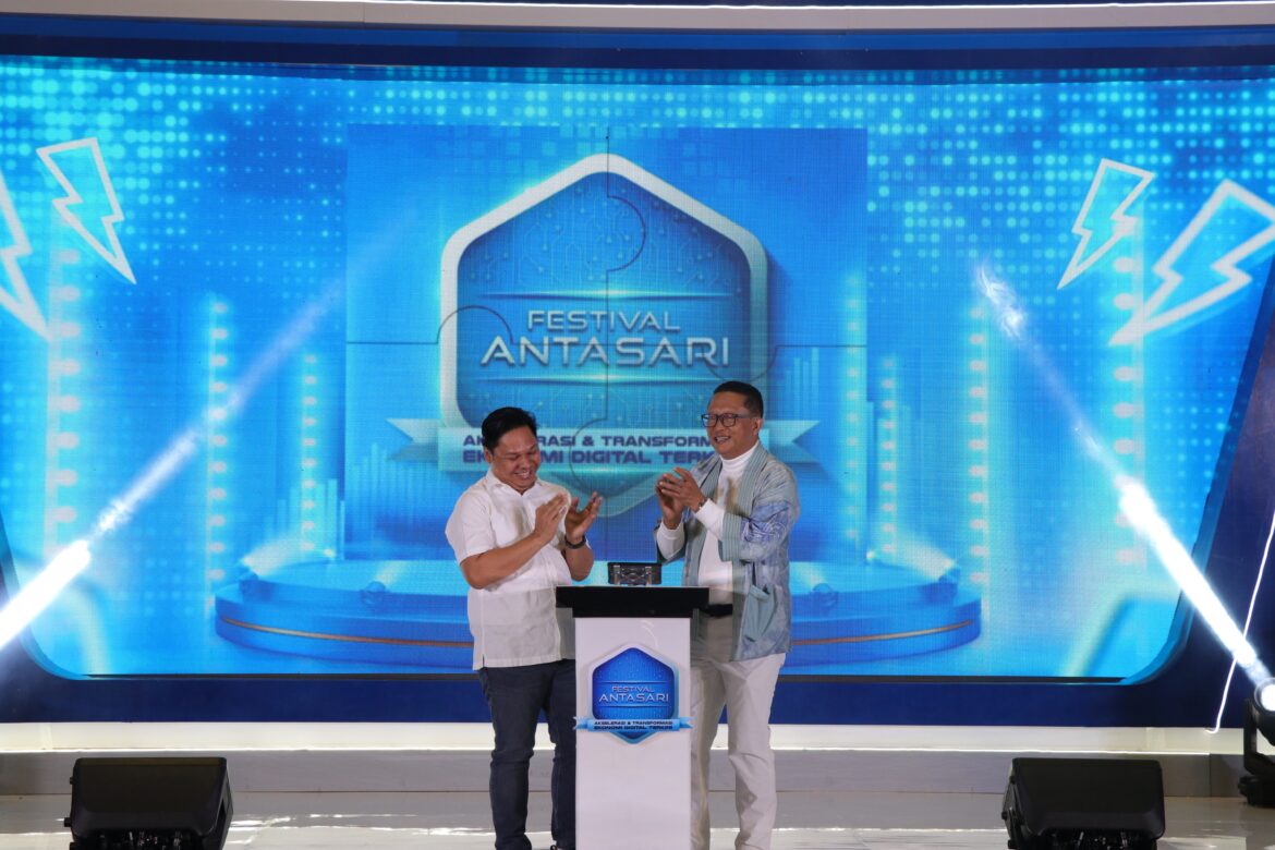 Sekdaprov Kalsel Roy Rizali Anwar bersama Kepala KPwBI Kalsel Wahyu Pratomo