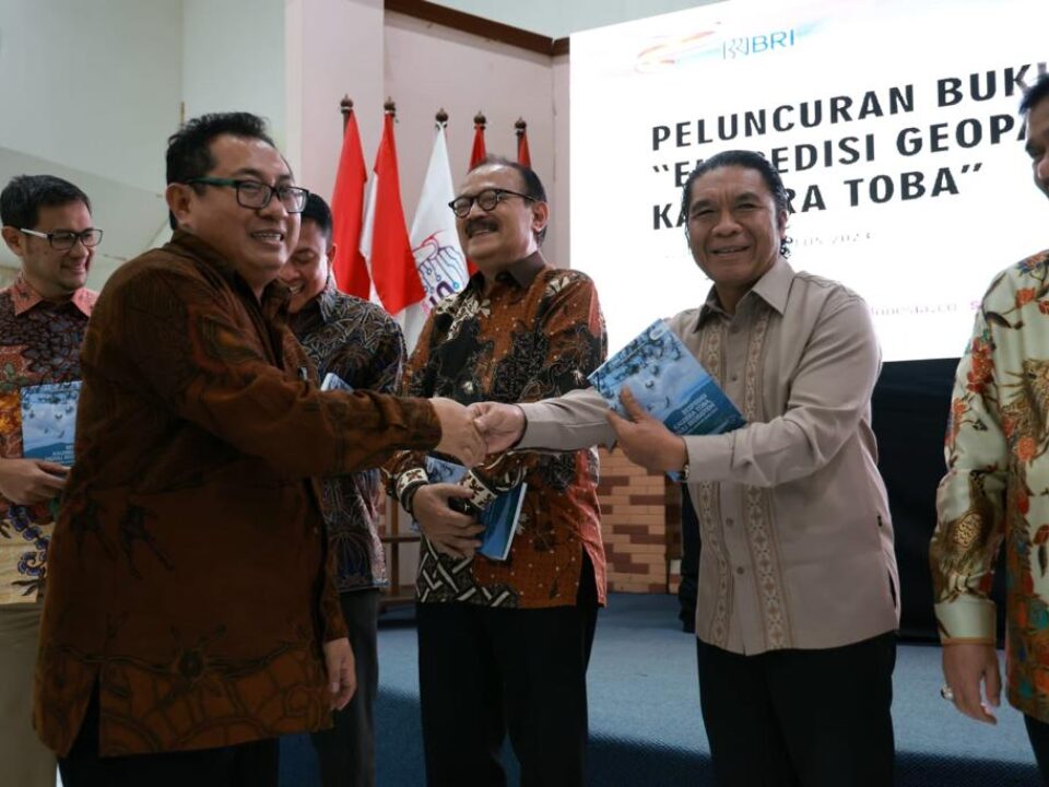 Menerima penghargaan sebagai tokoh Pejuang Kemerdekaan Pers. Penghargaan itu diberikan pada Malam Anugerah SMSI 2023 (foto:smsi)