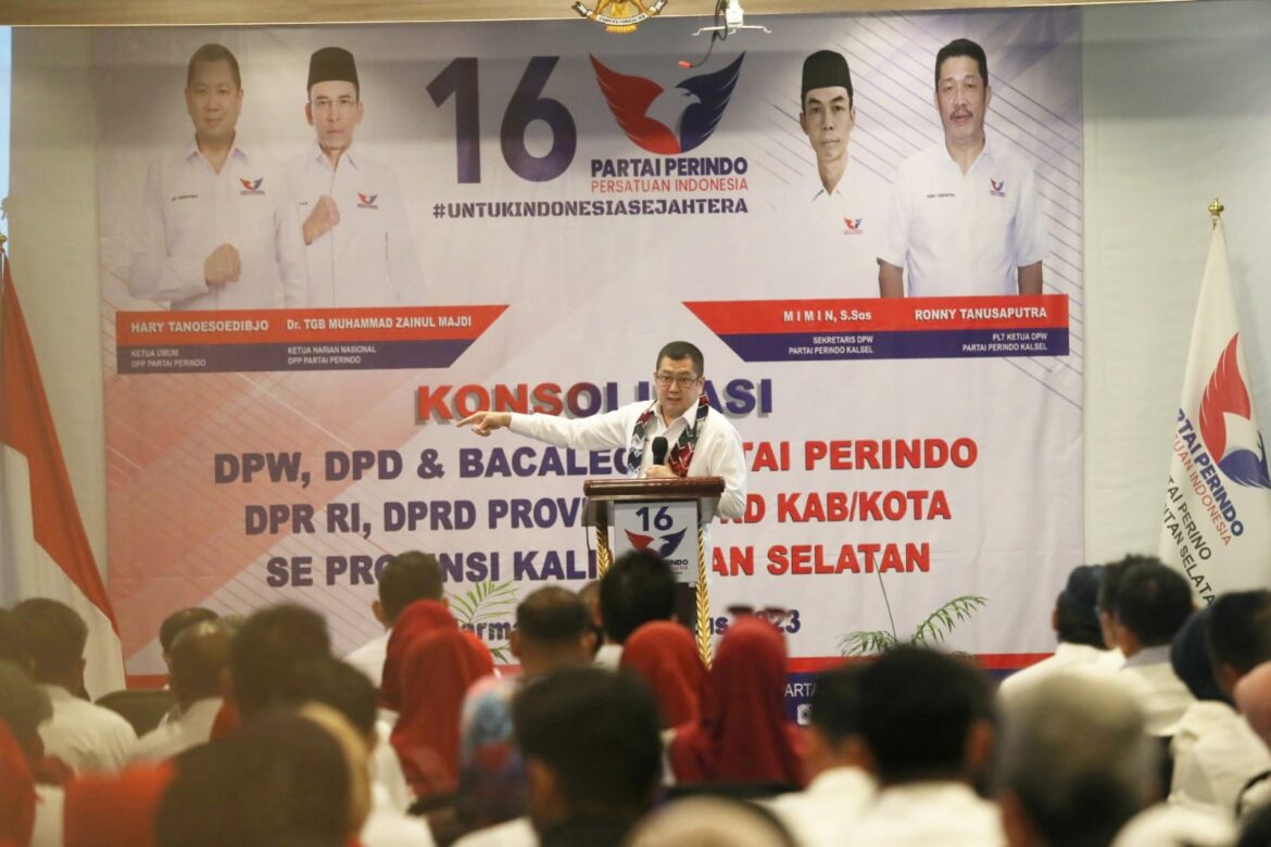 Ketua Umum Partai Perindo Hary Tanoesoedibjo memberikan pengarahan pada konsolidasi bersama DPW, DPD dan Bacaleg Partai Perindo DPR RI, DPRD Provinsi, DPRD Kabupaten/Kota se-Provinsi Kalsel, Sabtu (26/8/2023) di salah satu hotel di Jalan S Parman Banjarmasin.(foto : istimewa)