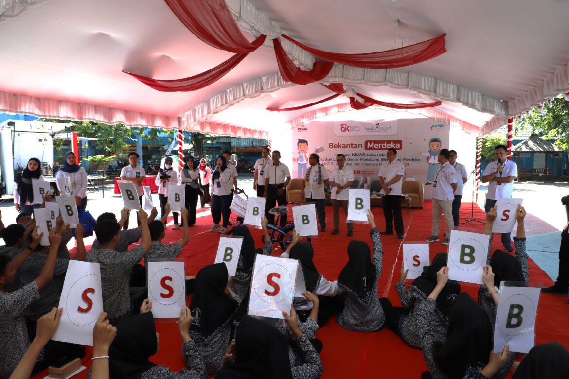 Program peningkatan literasi dan inklusi keuangan melalui program bekantan digelar di SMAN 2 Banjarmasin (foto:bank kalsel)