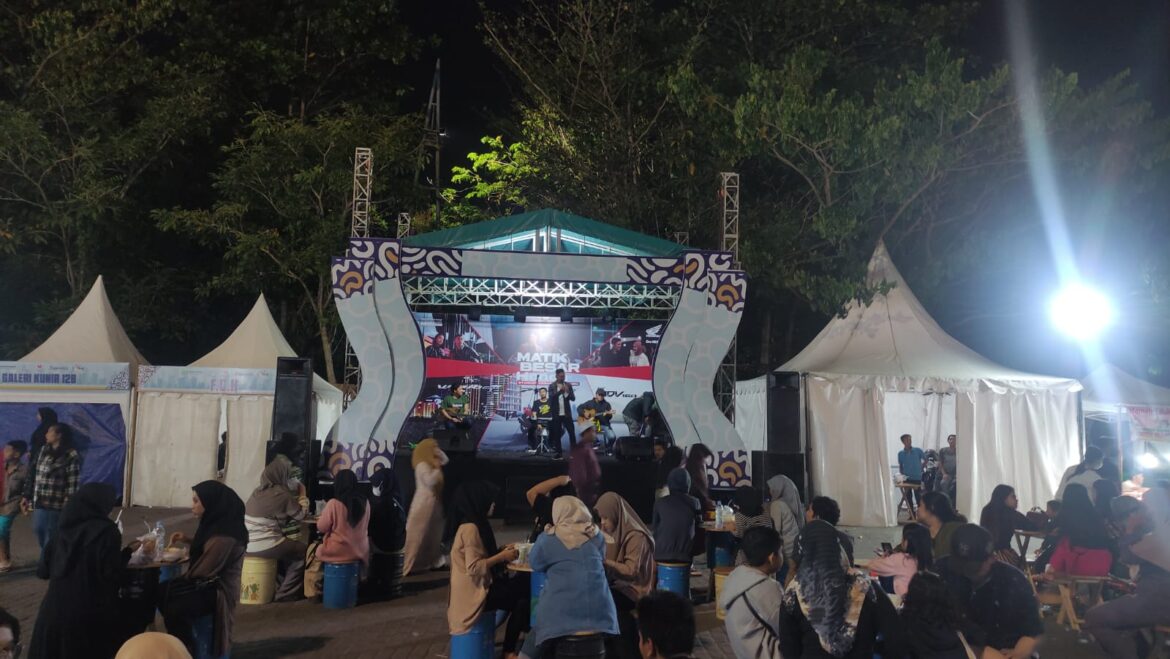 Tampak malam hari pameran di Taman Kamboja Banjarmasin