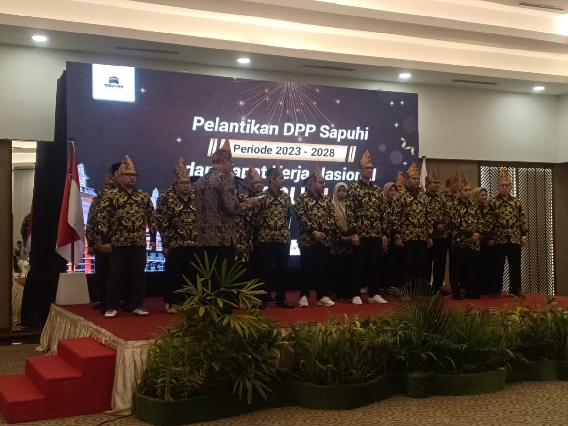 Direktur Bina Umrah dan Haji Khusus Kemenag RI Dr Nur Arifin Melantik DPP SAPUHI di Kota Banjarmasin (foto:baritopost)