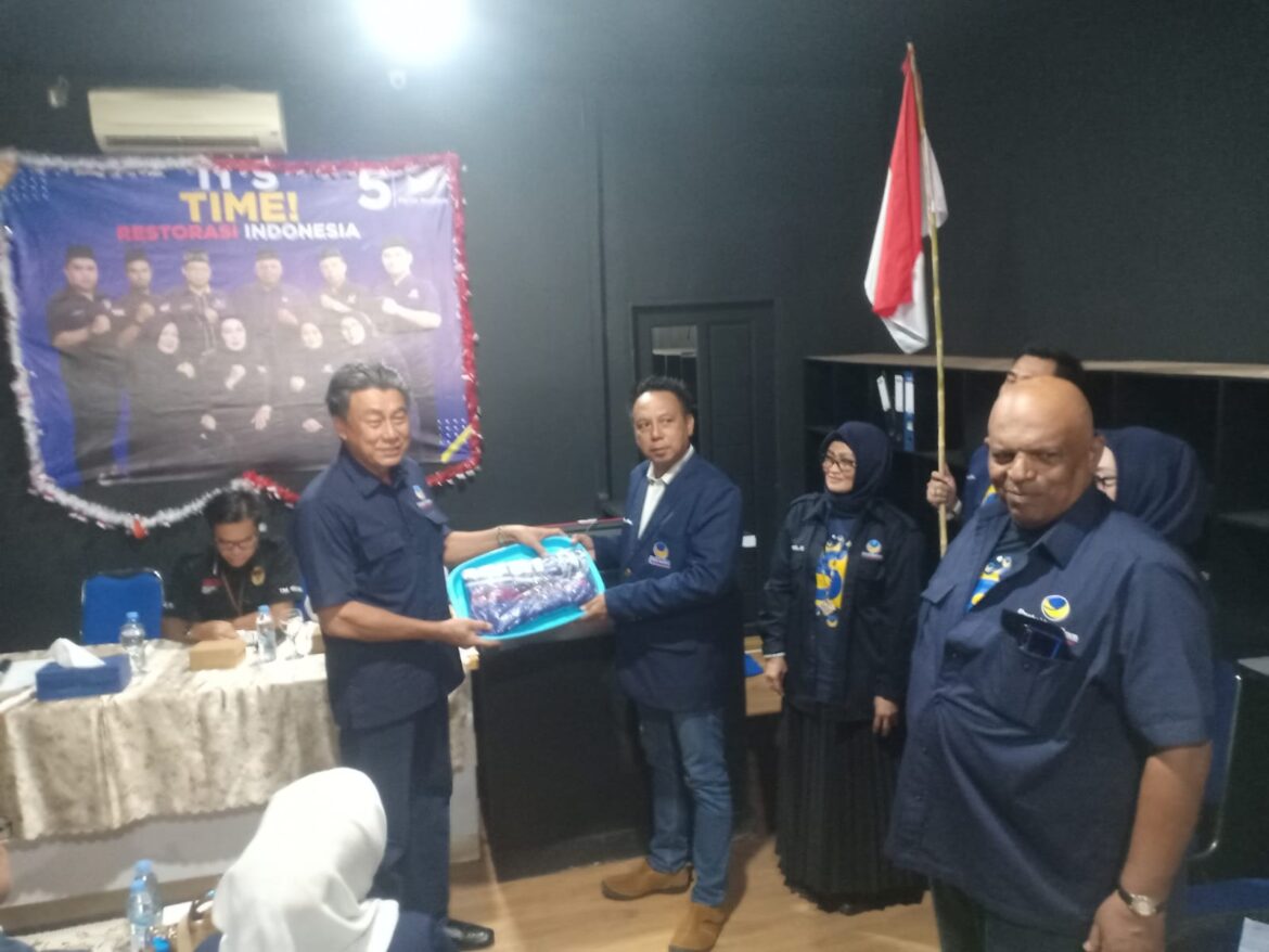 Ketua DPD NasDem Kota Banjarmasin H Winardi Sethiono Menandai Peresmian Posko Pemenangan diterima Rudy Ashadi didampingi Erni Yusnita (caleg NasDem Banjarmasin Utara) dan Sekretaris DPD Ali (foto:baritopost)