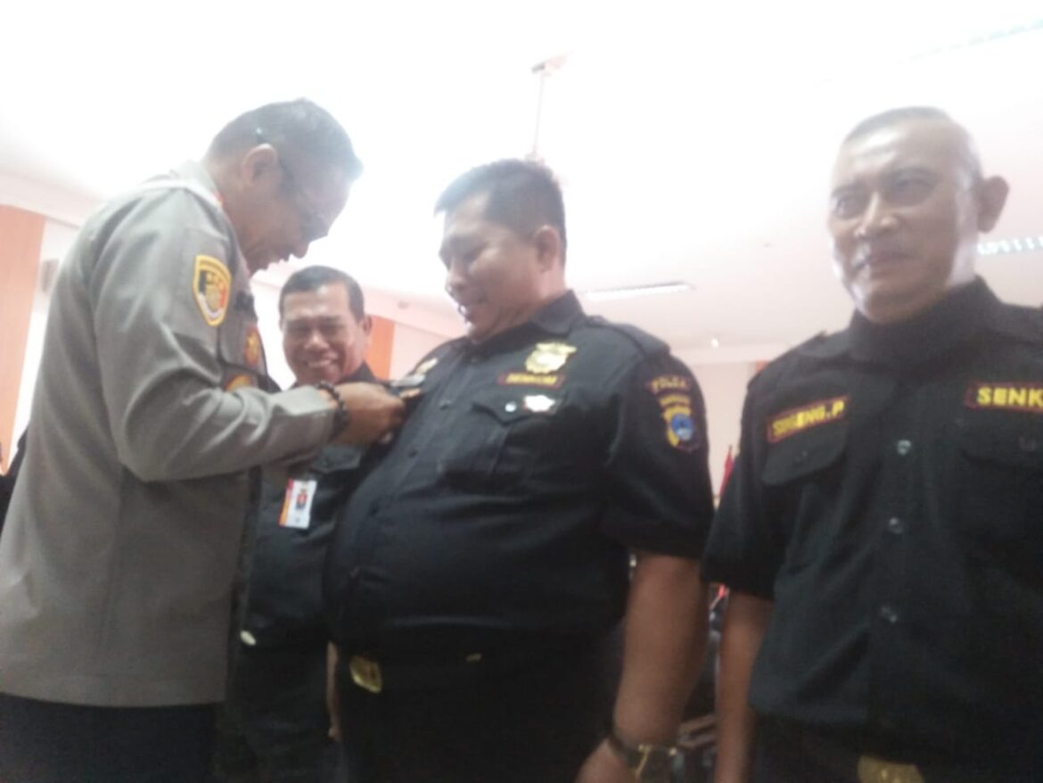 SEMATKAN PIN - Kapolresta Banjarmasin Kombes Pol Sabana saat memyematkan pin mitra Polri kepada Ketua Senkom Sukaji, di Mapolresta serempat, Selasa (19/9/2023).(foto :sum/brt)